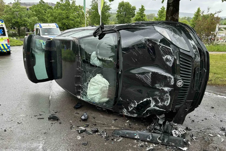 Nesselnbach AG – Auto überschlägt sich bei Unfall