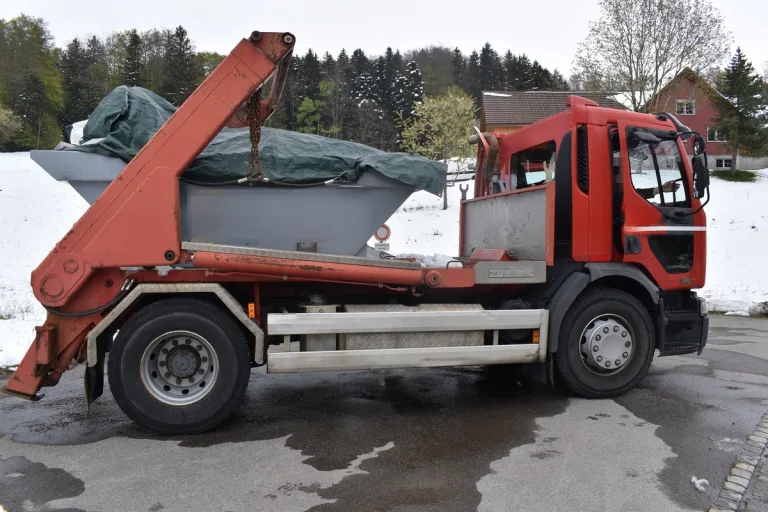 Unfälle in Herisau AR - Muldenlastwagen verliert mehrere Steine