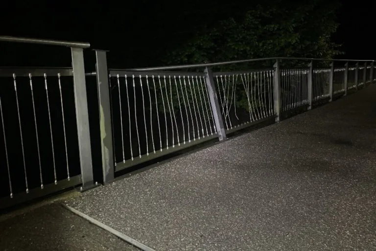 Unfall in Vaduz FL – Alkoholisierter Autofahrer kollidiert mit Brückengeländer