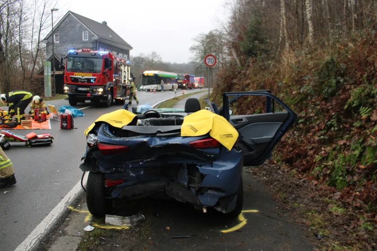 Wermelskirchen NW – Ein Schwerverletzter nach Auffahrunfall