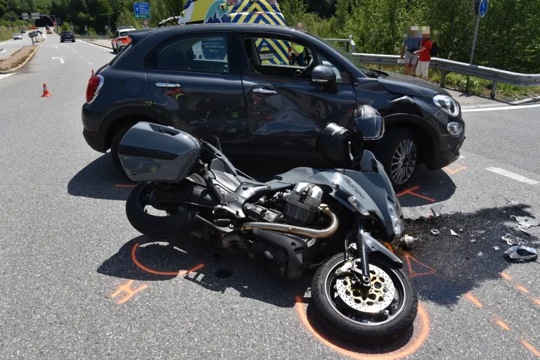 Sils im Domleschg GR - Motorradfahrer und Sozia nach Unfall mittelschwer verletzt