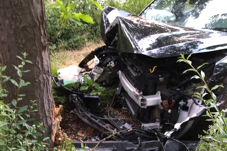 Bergisch Gladbach NW - Nach Driftübungen gegen einen Baum geprallt