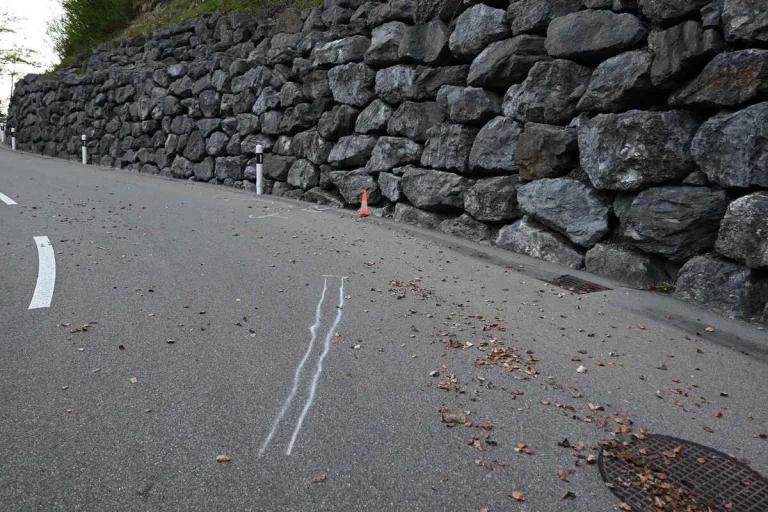 Mühlrüti SG - Motorradfahrer bei Unfall gegen Steinmauer geprallt 