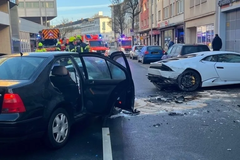 Unfall in Mönchengladbach – Lamborghini prallt frontal in VW