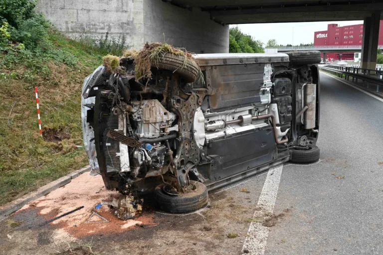 A2 Sursee LU – Auto fährt über Böschung und kippt auf die Seite