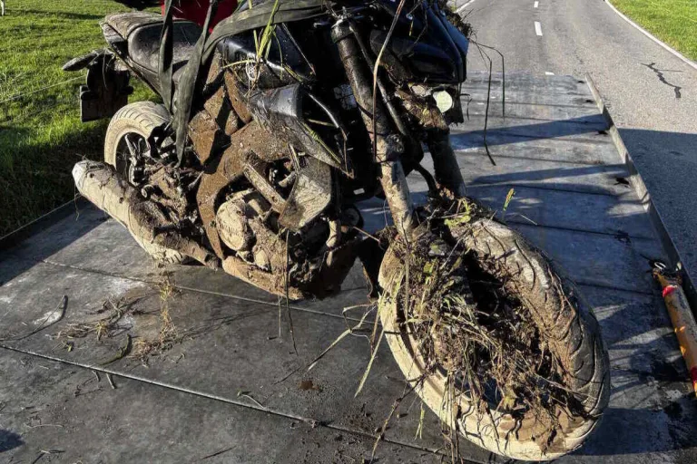 Bollingen SG - Motorradfahrer landet bei Unfall in einem Bach