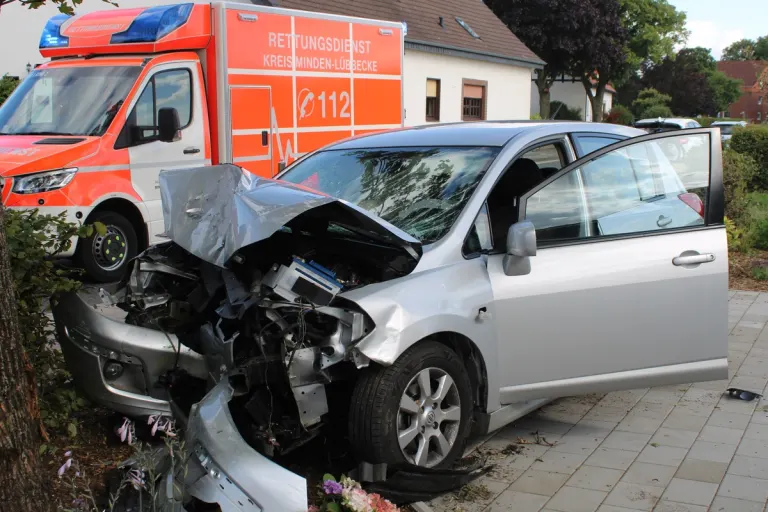 Stemwede NW - 18-Jähriger verliert Kontrolle über seinen Nissan