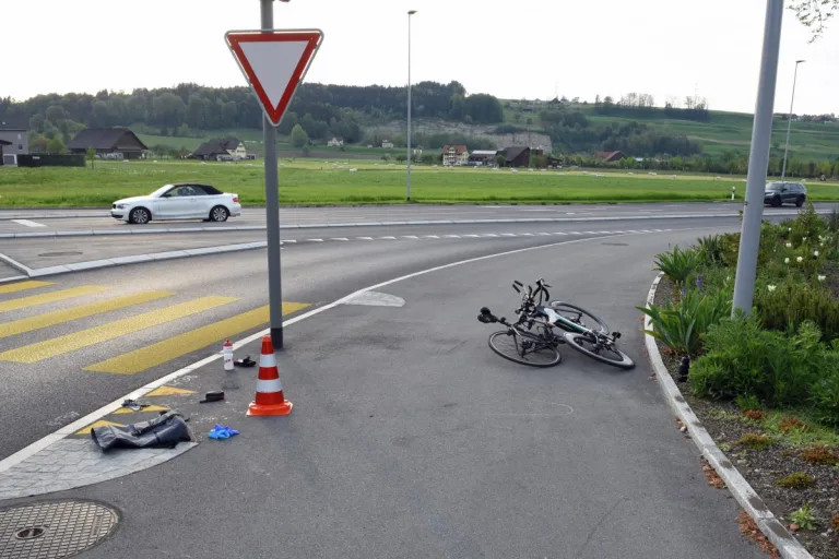 Gisikon LU - Rennradfahrer prallen frontal ineinander