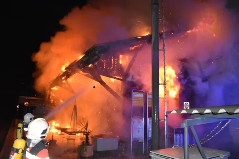 Schiers GR - Güterschuppen und Bahnhof durch Brand beschädigt - Schaden von mehreren hunderttausend Franken