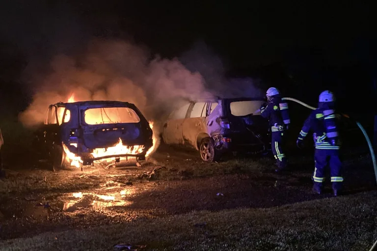 Vier Fahrzeuge brennen auf Campingplatz in Hattingen