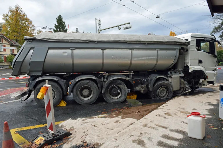 Stadt Luzern - Lastwagen prallt gegen betonierten Verkehrsteiler
