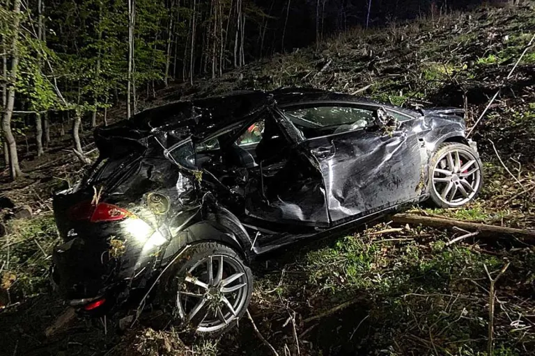 Hiesberg -  Spektakulärer Unfall - PKW überschlagt sich mehrere Male