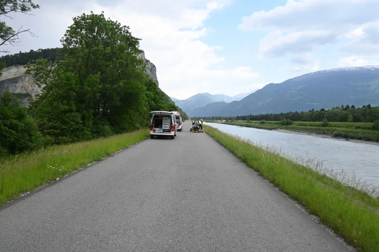 Balzers FL - Fahrradfahrer erleidet nach Sturz mehrere Verletzungen
