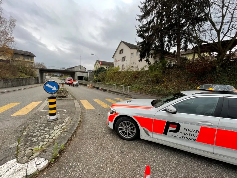 Däniken SO – Motorradlenker erfasst 2 kleine Kinder im Bereich eines Fussgängerstreifens