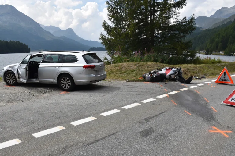 Sils i.E./Segl GR - Motorradfahrer verunfallt nach Überholmanöver
