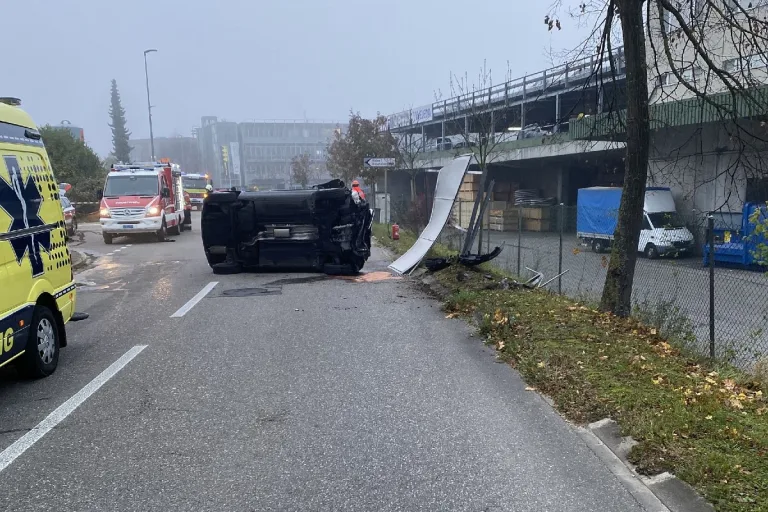 Arlesheim BL - Auto prallt in Reklameständer und kippt auf die Seite