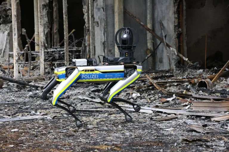 Duisburg - Roboter des LZPD NRW im Einsatz! Einsatzunterstützung bei den Brandermittlungen in Essen.