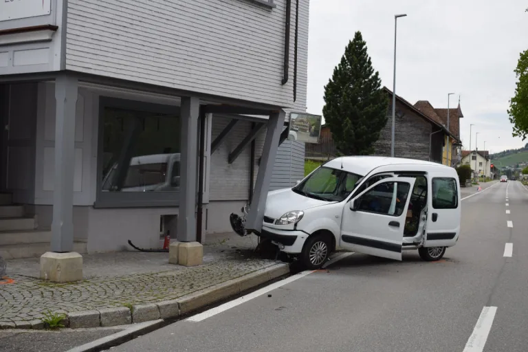 Hundwil AR – Mit Personenwagen in Haus gekracht