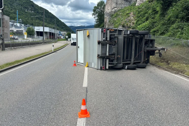 Unfall in Oensingen SO – Anhänger kippt und blockiert Fahrspur