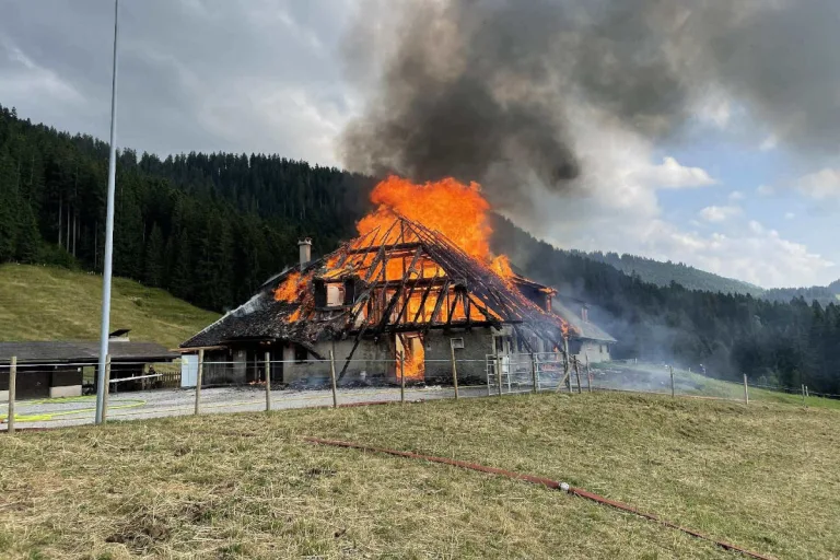 Les Paccots FR – Alphütte bei Brand komplett zerstört