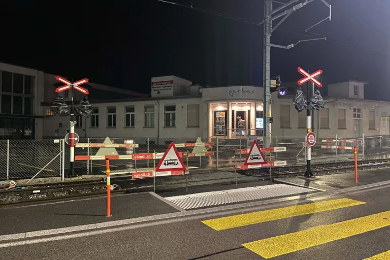 Seon AG -  18-Jährige wird auf Bahnübergang von Zug erfasst 