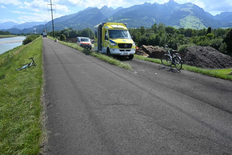 E-Bike kollidiert mit Rennvelo in Haag SG – Mann nach Unfall verletzt