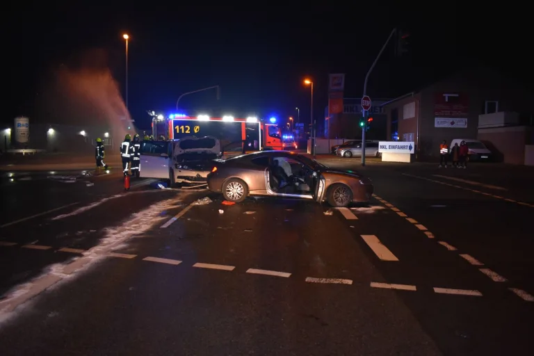 Wickrath – Schwerer Verkehrsunfall mit drei Verletzten