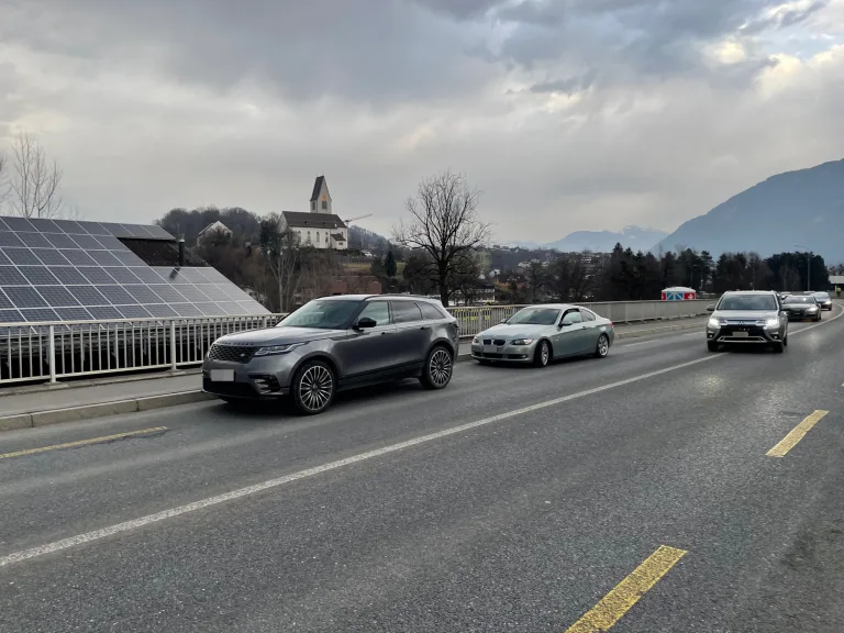 Bendern FL: Auffahrunfall auf der Rheinbrücke