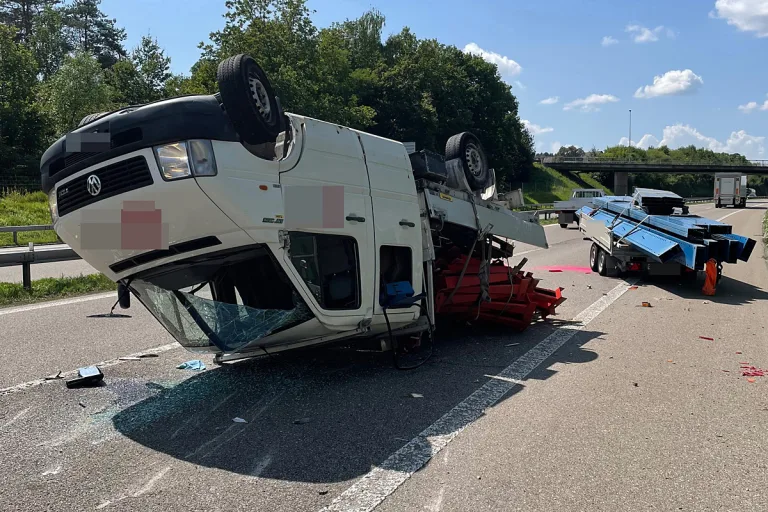 Unfall auf der A1 bei Sirnach TG - Lieferwagen überschlagen