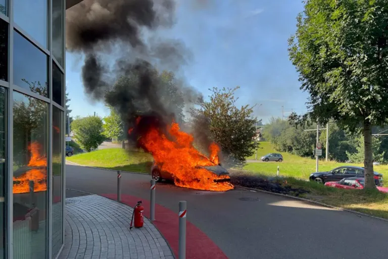 Stadt St. Gallen – Fahrzeug brennt aufgrund eines technischen Defekts komplett aus