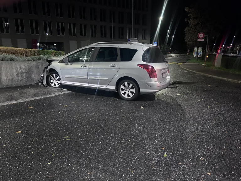 Rapperswil-Jona SG – Fahrunfähiger Lenker prallt gegen Mauer