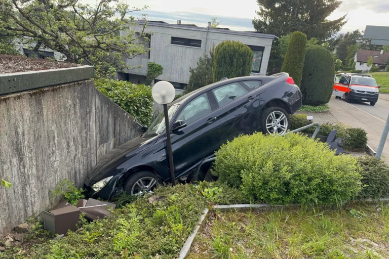 St.Gallen - Auto stürzt Treppengang herunter