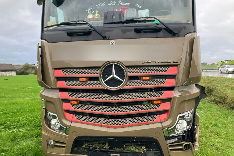 Autobahn A3 - Sattelschlepper durchbricht Wildzaun