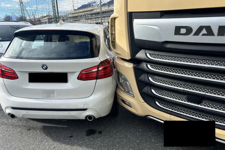 Schaan FL – Beim Ausparken verunfallt