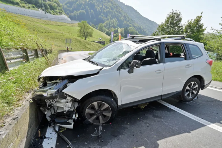 Luzern LU – Fahrer bei Alleinunfall verletzt