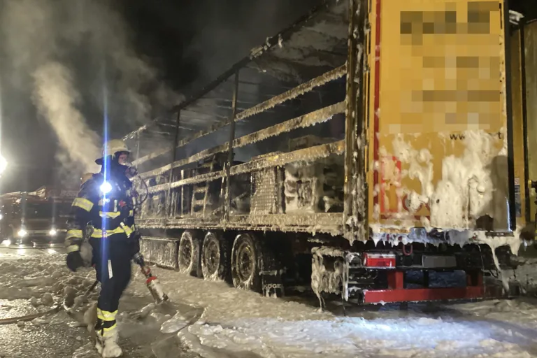 Hofbräuallee BY - Lkw-Sattelauflieger völlig ausgebrannt