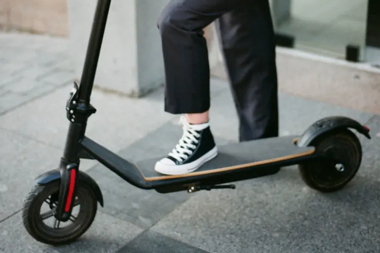 E-Trottinette in der Schweiz – Diese Regeln und Bussen gelten