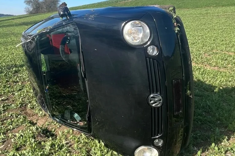 Schleitheim SH - Kontrolle über VW verloren - Frau verletzt