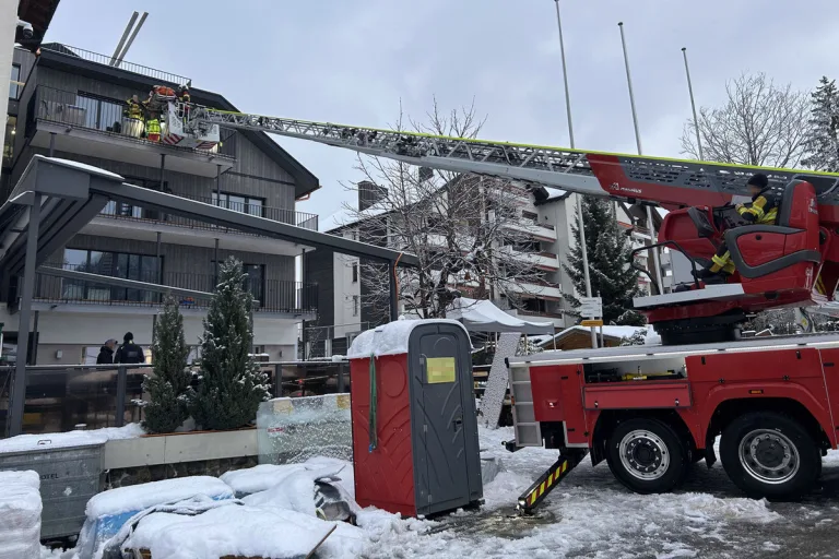 Oberiberg SZ – Bauarbeiter stürzt von Balkon