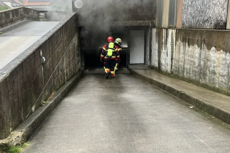 Payerne VD - Zeugen nach Brand in einer Tiefgarage gesucht 