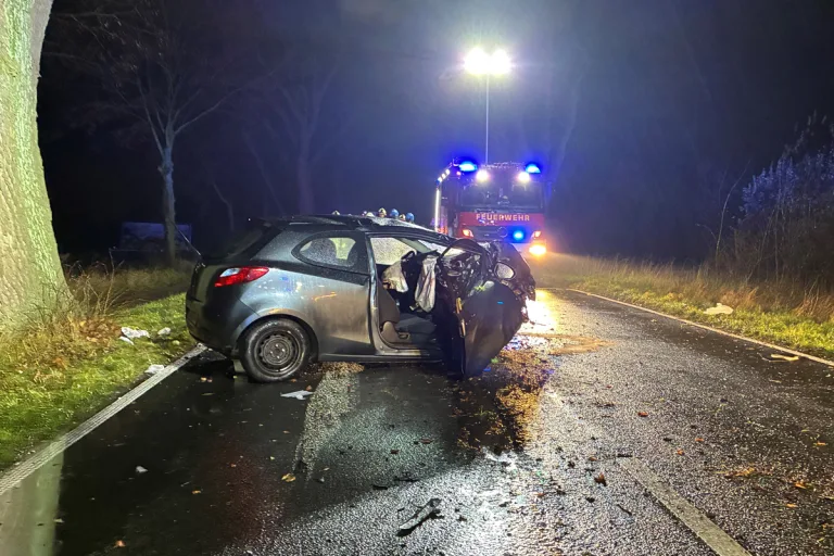 Tönisvorst NW – Autofahrer bei Unfall lebensgefährlich verletzt