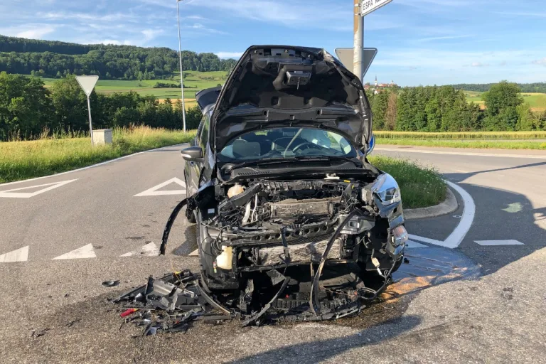 Weiningen TG - Vortritt missachtet - heftige Kollision folgte