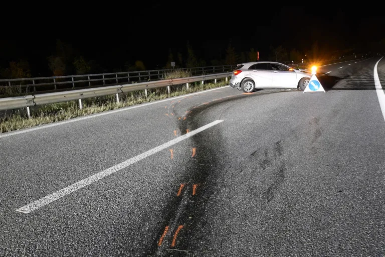 A13 Domat/Ems GR – Fahrunfähig mit Leitschranke kollidiert