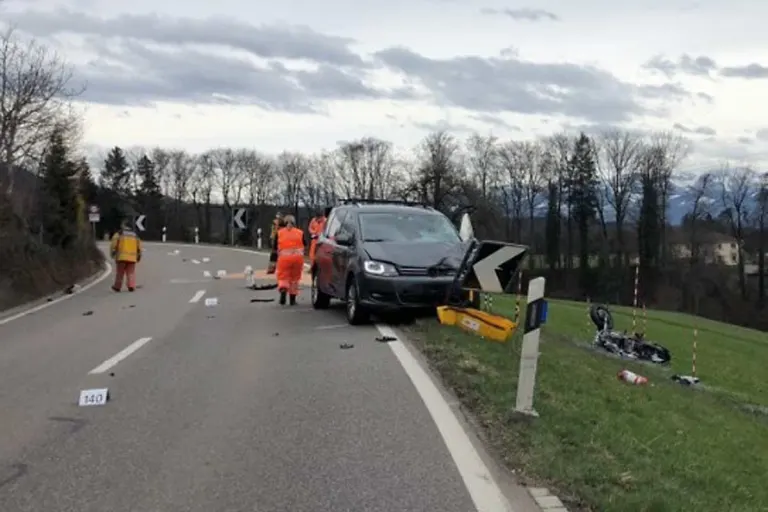 Dürnten ZH - Junger Motorradfahrer bei Unfall lebensbedrohlich verletzt 