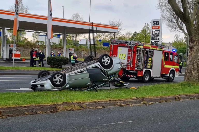 Dortmund - Vierköpfige Familie nach Fahrzeugüberschlag im Krankenhaus