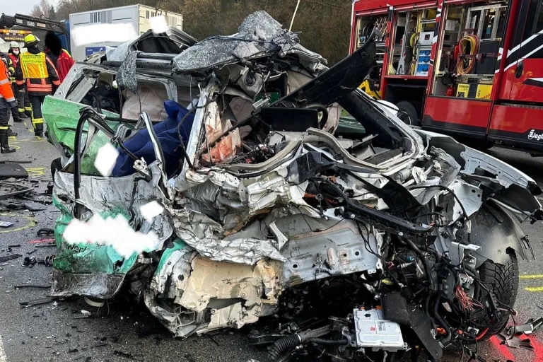 Horn-Bad Meinberg NW - Schwerer Unfall fordert drei Todesopfer 