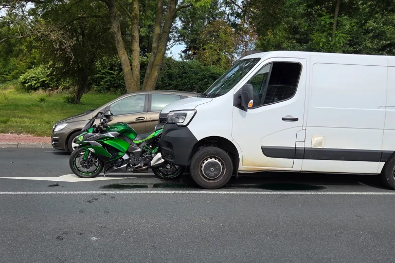 Wilhelmshaven NI – Transporter fährt auf Motorrad auf