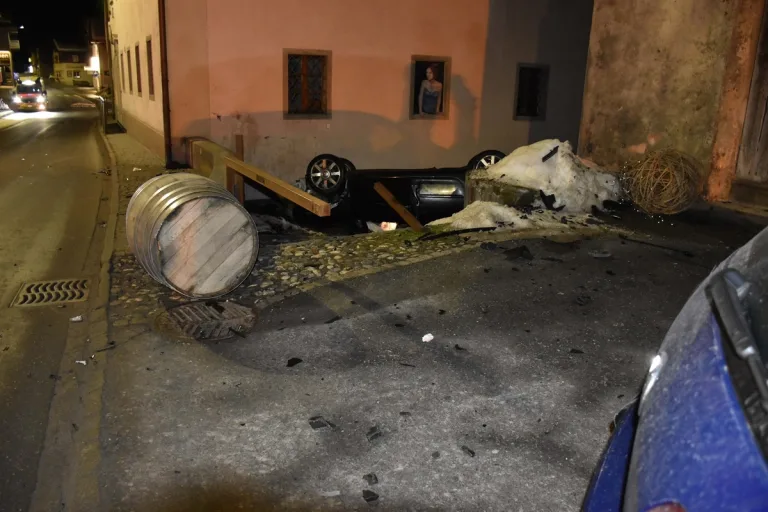 Savognin GR - Auto überschlägt sich bei heftigem Unfall 