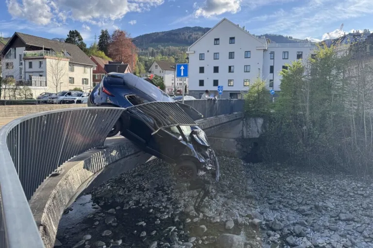 Siebnen SZ – Lernfahrer prallt bei Unfall in Brückengeländer