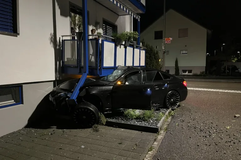Goldach SG - Mit BMW gegen Haus geprallt